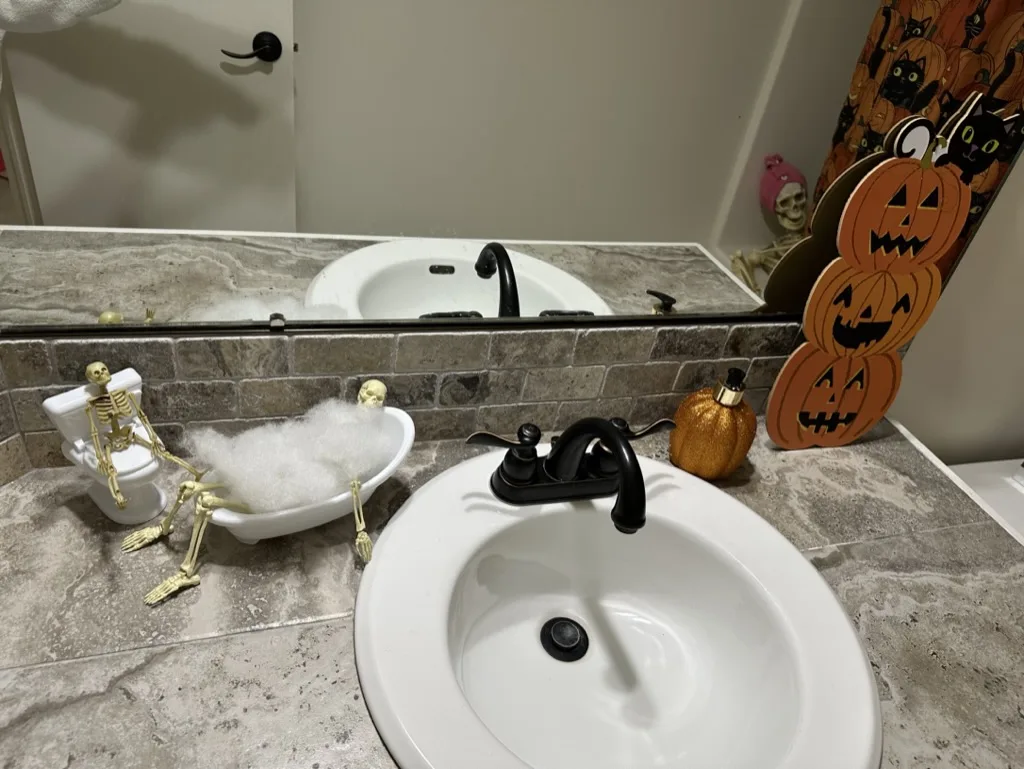 Skeleton in a bathtub: Halloween Decor
